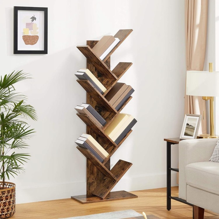 Regał‑drzewko w eleganckiej aranżacji wnętrza — ustawiony w rogu salonu lub biblioteczki.