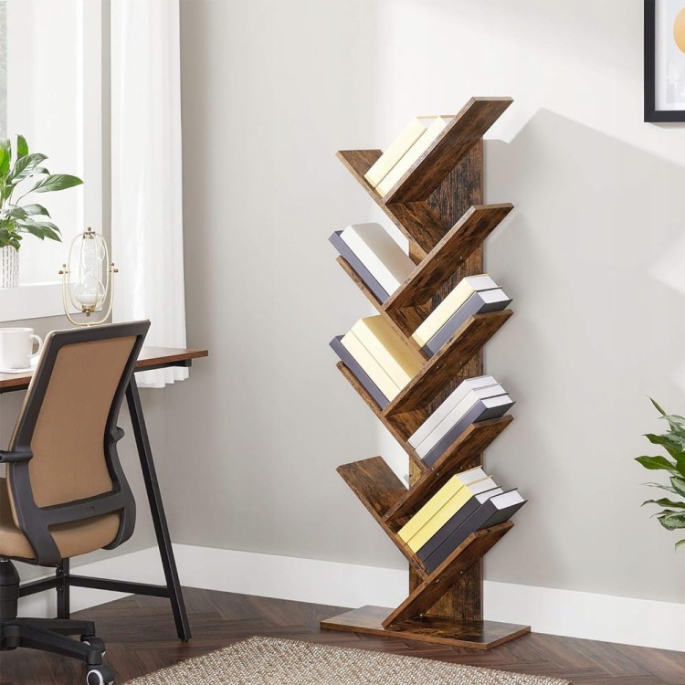 Regał jako ozdoba i organizer: półki z książkami, ramkami i dekoracjami.