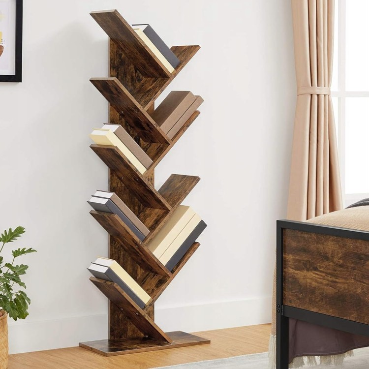 Regał jako biblioteczka w sypialni, obok łóżka.