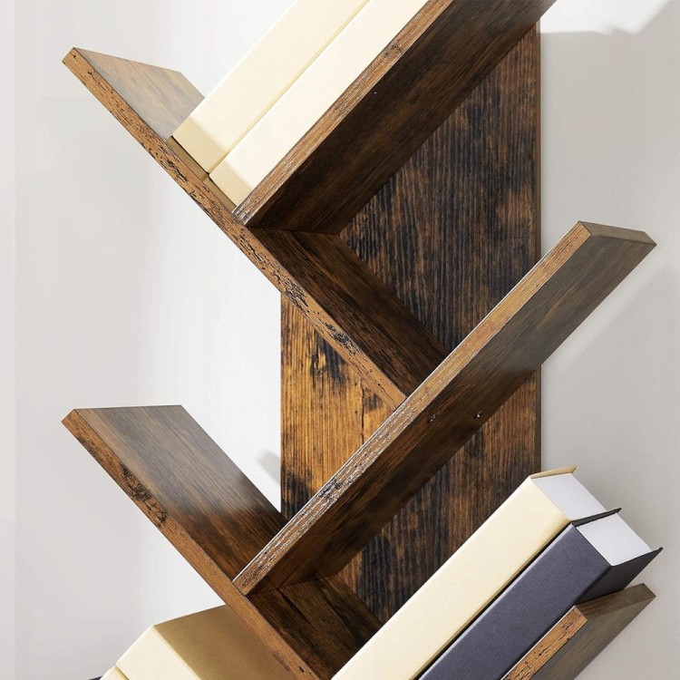 8 otwartych półek z płyty wiórowej w odcieniu rustykalnego drewna, podpartych metalową ramą.