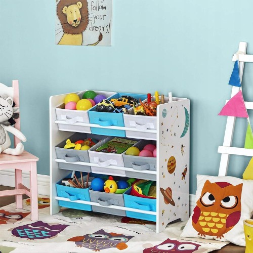 Organizer na zabawki w naturalnej aranżacji pokoju dziecięcego — z pojemnikami w pastelowych kolorach.