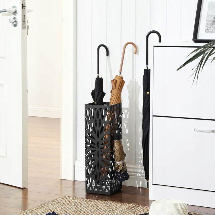 Czarny parasolnik z parasolami mokrymi i suchymi .