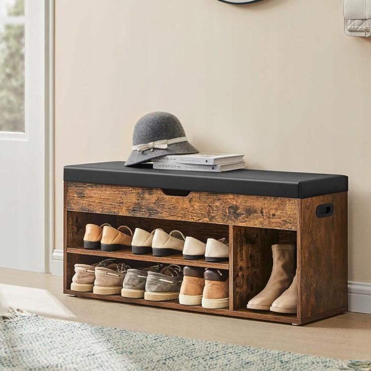 Industrialna szafka w kompozycji przedpokoju, uzupełniona butami. Na siedzisku położone książki i kapelusz.