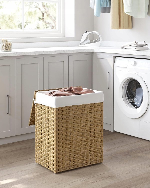 Pralnia z pralką i suszarką, zorganizowana i gotowa do użytku.