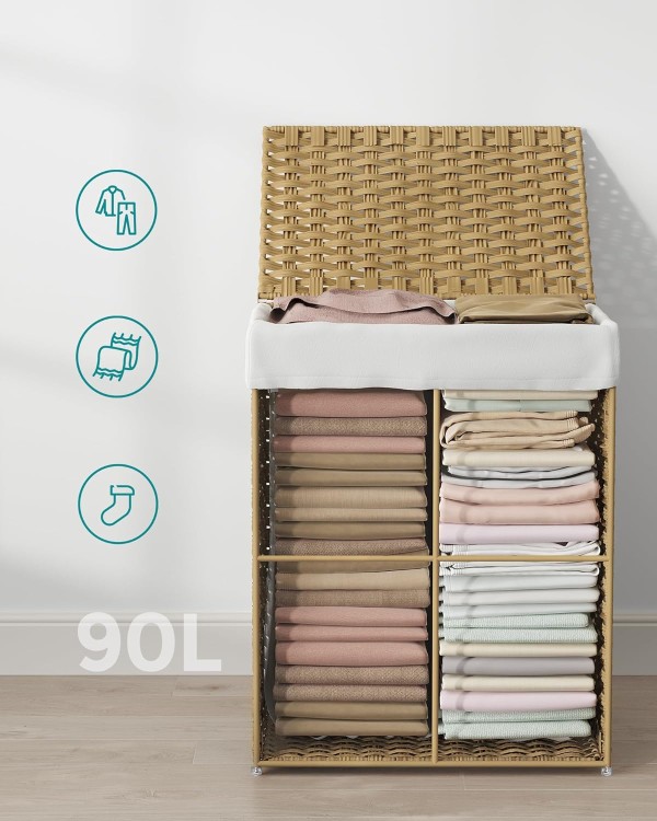 Kosz z złożonymi ręcznikami w różnych kolorach, starannie ułożonymi obok siebie.