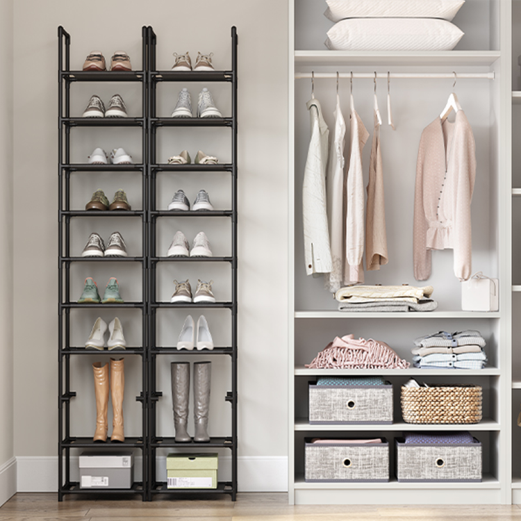 Modułowa czarna szafka z butami na każdej półce obok garderoby