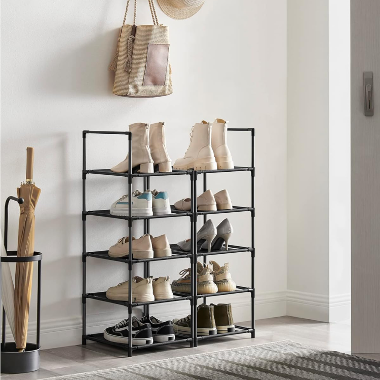 Jedna modułowa czarna szafka na buty podzielona na dwie stojące obok siebie.