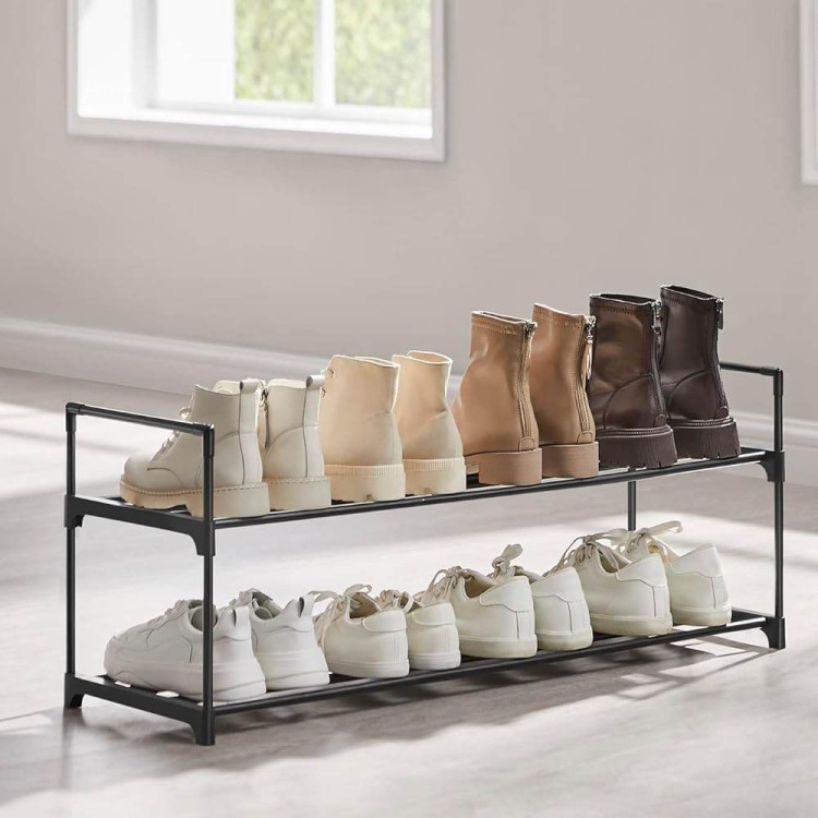 Czarna szafka stojak na buty 2 poziomowy z butami na każdej półce.