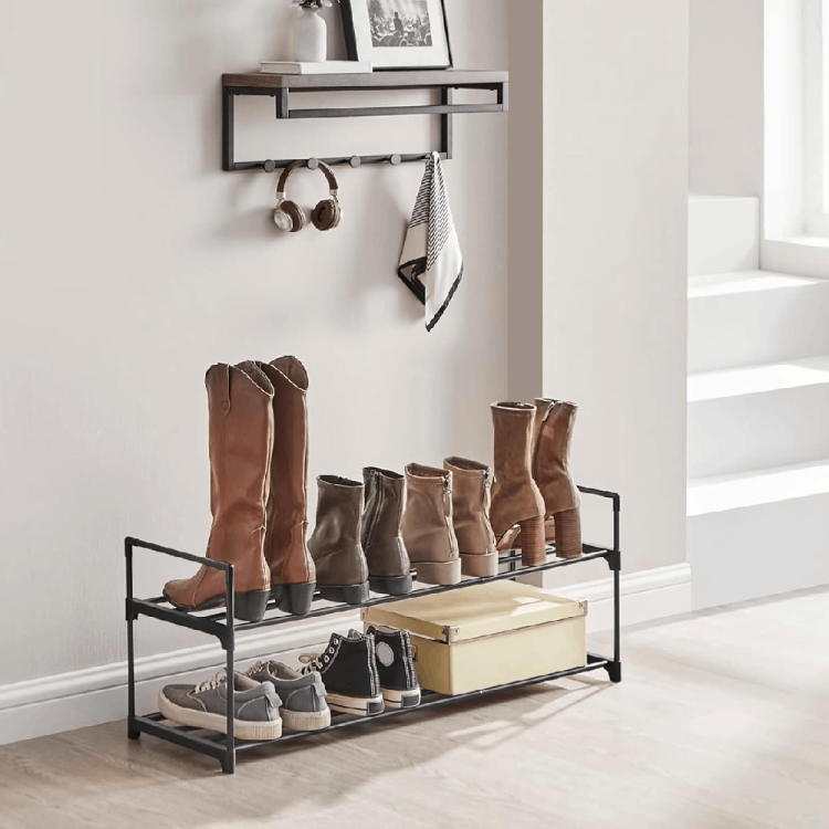 Czarna szafka stojak na buty 2 poziomowy z butami na każdej półce i drugą szafką nad nią.