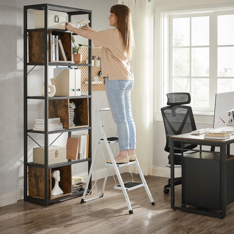 Funkcjonalna drabina do domu i biura, idealna do sięgania po przedmioty z wysokich półek i regałów.
