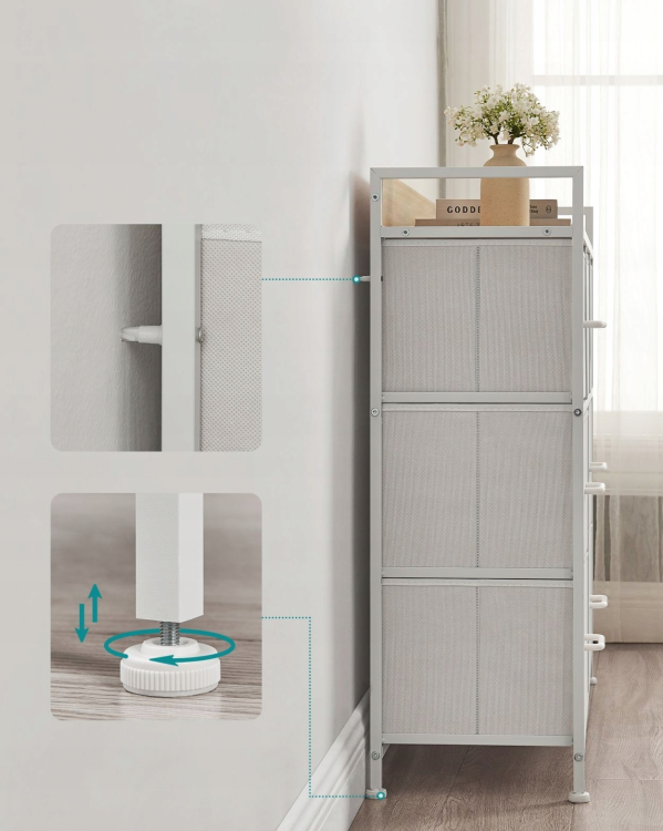 Komoda z regulowanymi nóżkami. System poziomujący chroni podłogę przed zarysowaniami i zapewnia stabilność mebla nawet na nierównych powierzchniach.