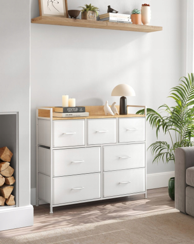 Szeroka komoda w stylu skandynawskim w aranżacji salonu. Funkcjonalny mebel, który łączy estetykę z dużą pojemnością, pasujący do jasnych, nowoczesnych wnętrz.