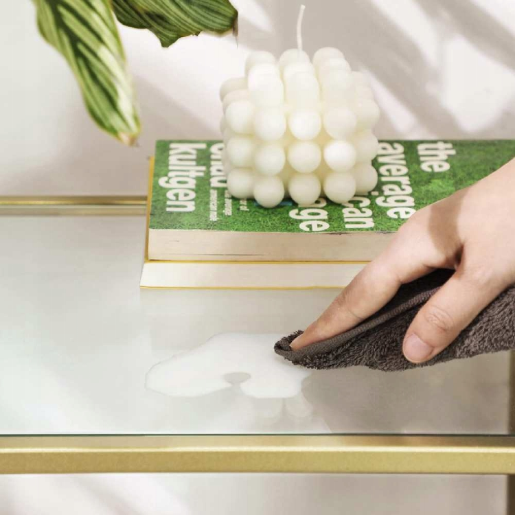 Łatwy w utrzymaniu regał ze szkła hartowanego. Powierzchnia odporna na zabrudzenia, wymagająca jedynie przetarcia wilgotną szmatką.