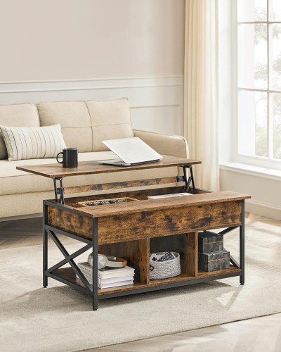 Ergonomiczny stolik pod laptopa do salonu. Dzięki mechanizmowi podnoszenia, blat znajduje się na idealnej wysokości do pracy zdalnej lub spożywania posiłków przed telewizorem.