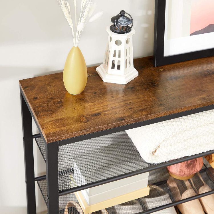 Funkcjonalny blat w szafce na buty. Solidna powierzchnia o strukturze drewna służy jako miejsce na klucze, listy lub dekoracje, nadając wnętrzu przytulny charakter.