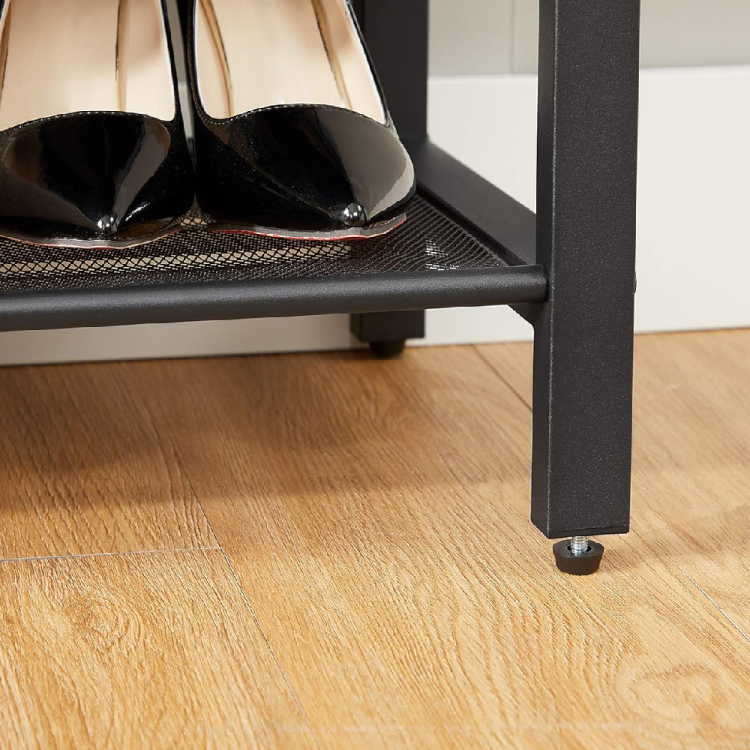 Stabilny regał na buty z regulowanymi nóżkami. Zapewnia idealne wypoziomowanie mebla nawet na nierównej powierzchni i chroni podłogę przed zarysowaniami.