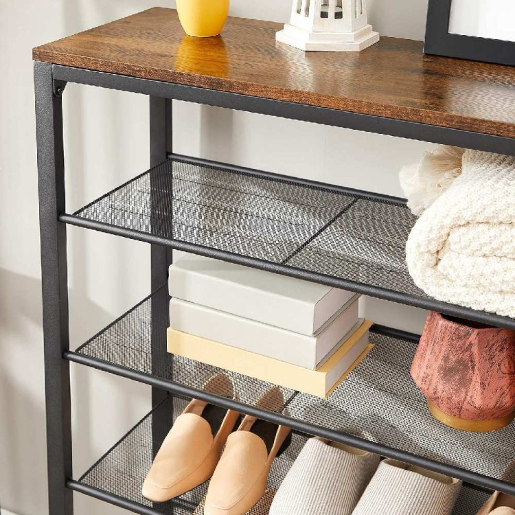 Półki z metalowej siatki na buty. Ażurowa konstrukcja zapewnia doskonałą wentylację obuwia, a gęsty splot gwarantuje stabilność nawet cienkich obcasów.