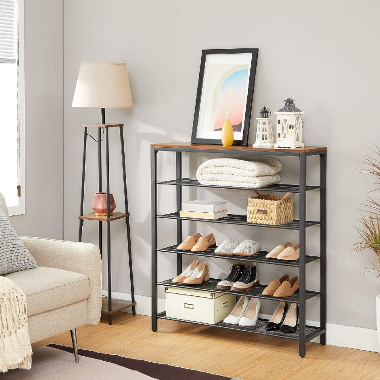 Nowoczesny mebel do przedpokoju w stylu loft. Ciemna metalowa rama i rustykalne drewno tworzą elegancki kontrast, który pasuje do surowych i klasycznych wnętrz.