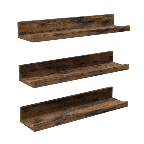 Zestaw 3 rustykalnych półek ściennych w kolorze ciemnego brązu. Minimalistyczne półki typu "floating shelves" z krawędzią zabezpieczającą, idealne do eksponowania ramek ze zdjęciami, książek oraz drobnych dekoracji w salonie lub sypialni.