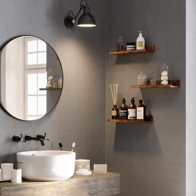 Wodoodporne półki łazienkowe na kosmetyki. Podwyższony rant zabezpiecza szklane flakony i akcesoria przed przypadkowym zsunięciem, łącząc funkcjonalność z elegancją spa.
