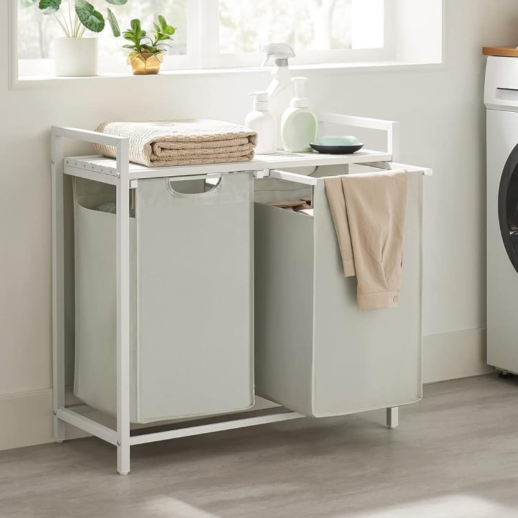 Organizer do łazienki i pralni. Estetyczny wygląd regału pozwala na eleganckie ukrycie brudnej odzieży, jednocześnie oferując dodatkowy blat na detergenty lub dekoracje.