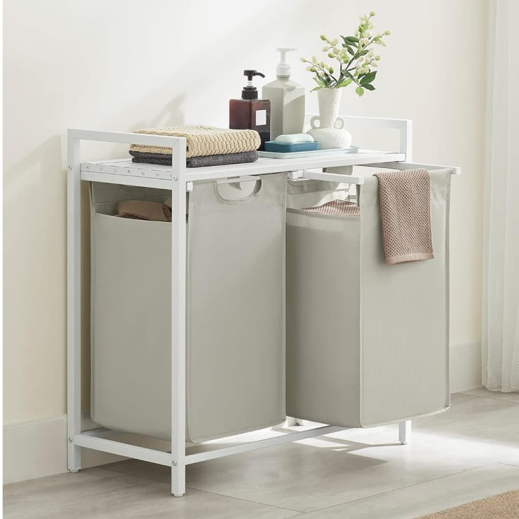 Regał łazienkowy z blatem. Solidna górna półka stanowi idealną bazę pod przybory toaletowe, zapewniając dodatkową przestrzeń roboczą w małych pomieszczeniach.