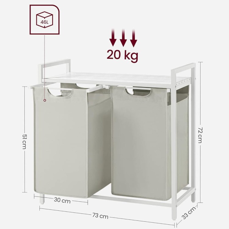 Wymiary białego kosza na pranie z półką. Przemyślana konstrukcja (ok. 73 cm szerokości) sprawia, że mebel jest stabilny i idealnie mieści się pod ścianą w każdej pralni lub garderobie.