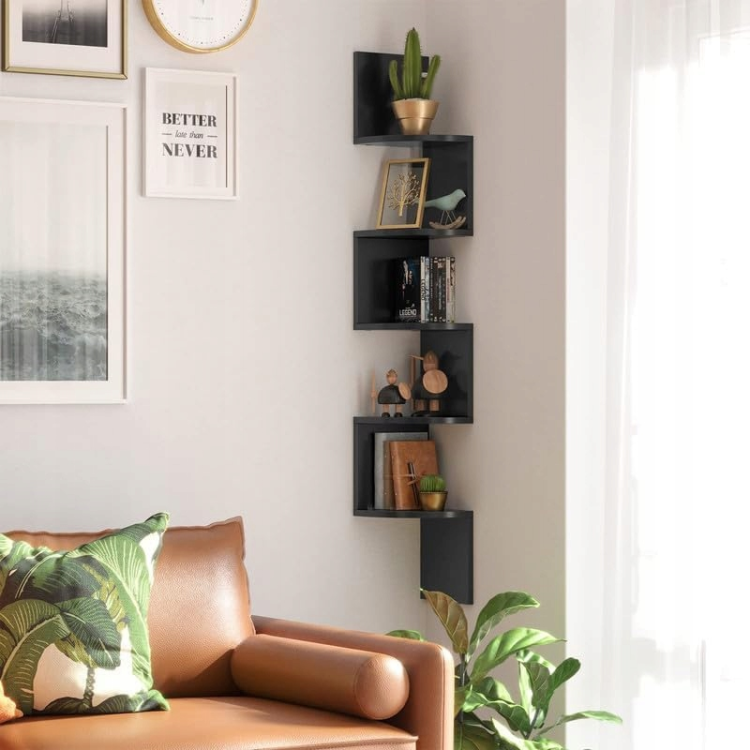 Dekoracyjny regał narożny do salonu. Minimalistyczna forma i głęboka czerń idealnie wpisują się w styl industrialny, loftowy oraz nowoczesny, nadając ścianom głębi i charakteru.