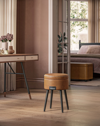 Elegancki taboret do toaletki lub sypialni. Jego kompaktowy rozmiar i ciepła kolorystyka doskonale uzupełniają wystrój wnętrza, wprowadzając nutę luksusu i funkcjonalności.