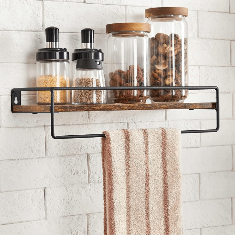 Industrialna półka na przyprawy do kuchni. Stylowy sposób na uporządkowanie kuchennych akcesoriów – drążek może służyć do odwieszenia ręczników papierowych lub ścierek, a blaty na słoiki i puszki.