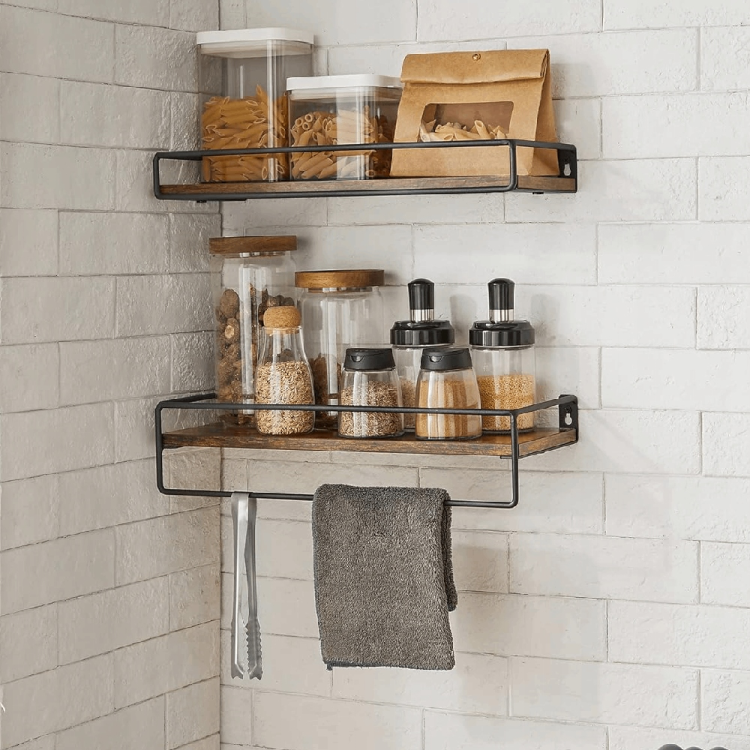 Nowoczesna dekoracja ścienna w stylu industrialnym. Możliwość dowolnego ustawienia półek względem siebie pozwala na stworzenie unikalnej kompozycji, która ozdobi ścianę i pomieści wszystkie niezbędne drobiazgi.