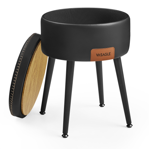 Nowoczesna pufa ze schowkiem w kolorze czarnym. Elegancki otoman tapicerowany wysokiej jakości materiałem, który łączy funkcję wygodnego siedziska z praktycznym miejscem do przechowywania drobiazgów.