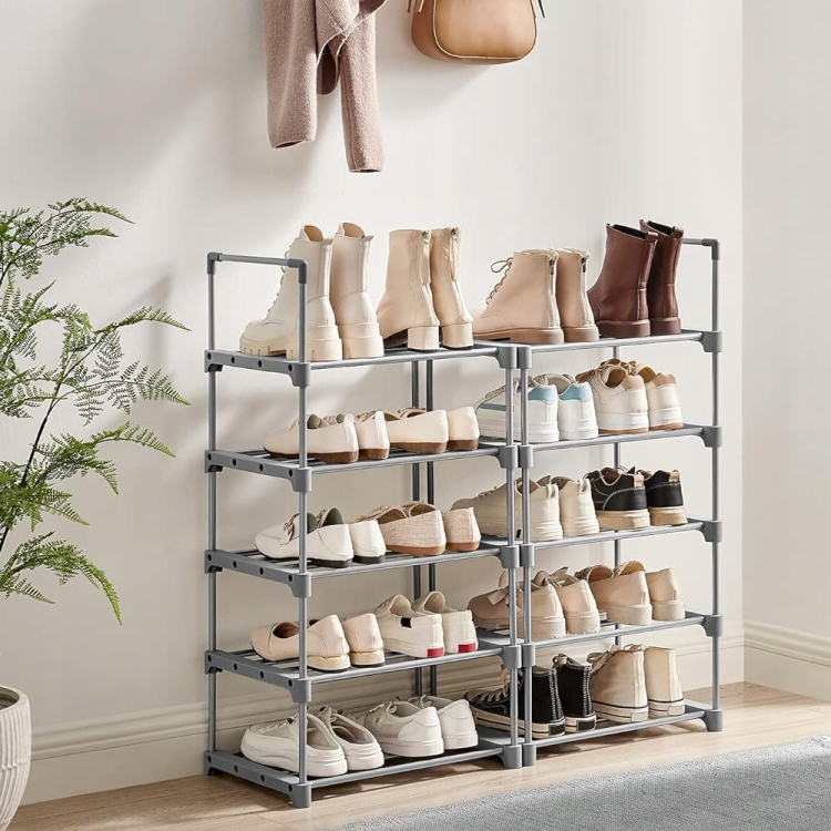 Stojący organizer na buty do przedpokoju. Estetyczny, szary kolor i lekka forma sprawiają, że mebel prezentuje się nowocześnie, pomagając utrzymać nienaganny ład w strefie wejściowej domu.