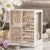Biały organizer glamour na biżuterię i perfumy. Przejrzyste drzwiczki pozwalają cieszyć się widokiem swojej kolekcji biżuterii każdego dnia, ułatwiając szybkie dopasowanie dodatków do stylizacji.