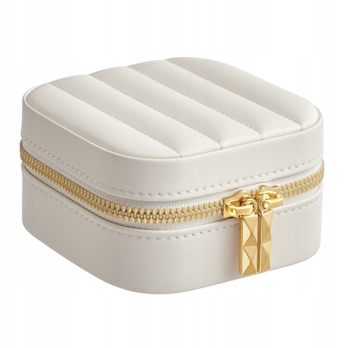 Mała szkatułka na biżuterię biało-złota. Stylowy i poręczny organizer o karbowanej strukturze, który dzięki swoim niewielkim wymiarom zmieści się w każdej torebce, dbając o bezpieczeństwo Twoich ulubionych dodatków.
