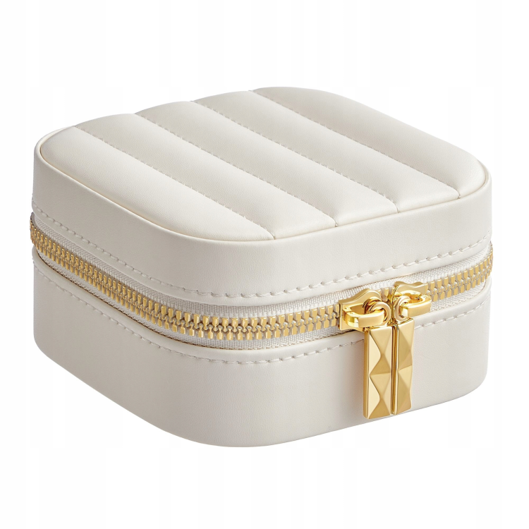 Mała szkatułka na biżuterię biało-złota. Stylowy i poręczny organizer o karbowanej strukturze, który dzięki swoim niewielkim wymiarom zmieści się w każdej torebce, dbając o bezpieczeństwo Twoich ulubionych dodatków.