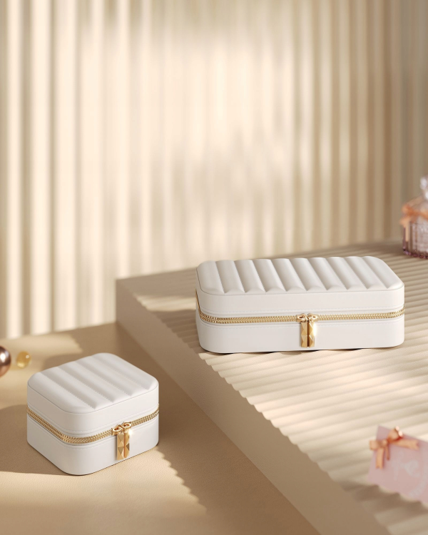 Elegancka szkatułka podróżna glamour. Minimalistyczna forma połączona ze złotymi detalami sprawia, że organizer prezentuje się niezwykle luksusowo, stanowiąc doskonały pomysł na prezent dla każdej kobiety ceniącej porządek.