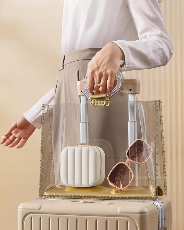 Mini kuferek na biżuterię do walizki. Idealny towarzysz każdej wyprawy – lekka i sztywna konstrukcja chroni zawartość przed zgnieceniem w bagażu, pozwalając mieć najważniejsze precjoza zawsze pod ręką.