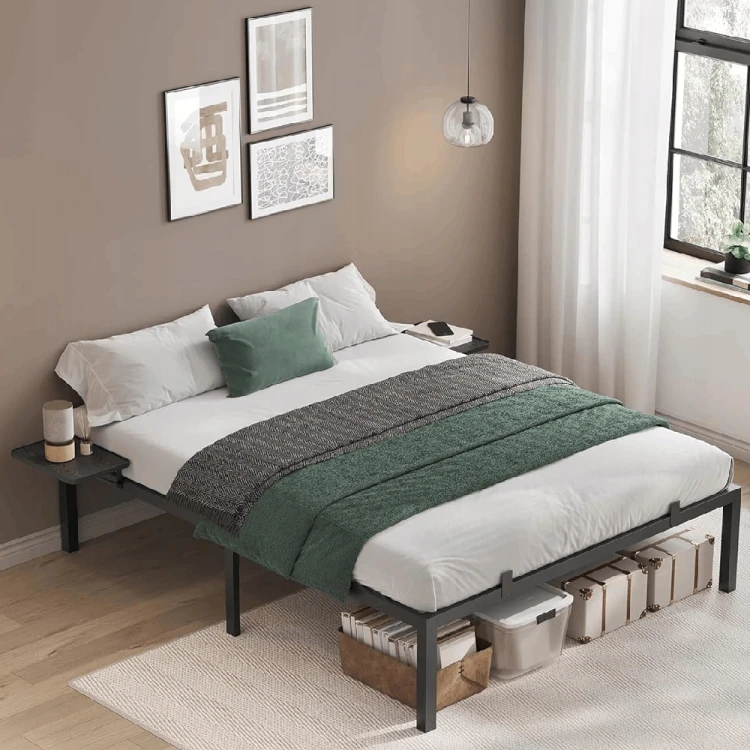 Dwuosobowe łóżko metalowe 160x200 loft. Elegancki, surowy design ramy doskonale komponuje się z różnymi stylami wnętrzarskimi, od loftowych po klasyczne, nadając sypialni lekkości i nowoczesnego szyku.
