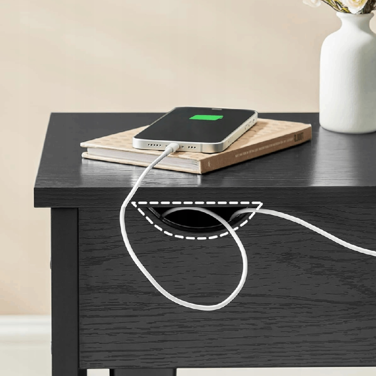 Stolik z wbudowaną ładowarką USB. Specjalny otwór w blacie umożliwia estetyczne wyprowadzenie kabli, dzięki czemu blat pozostaje uporządkowany nawet podczas jednoczesnego ładowania kilku urządzeń.
