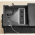 Stolik boczny z gniazdkami elektrycznymi. Zintegrowany moduł zasilający z portami USB pozwala na wygodne podłączenie laptopa, lampki czy tabletu bez konieczności szukania gniazdka w ścianie.