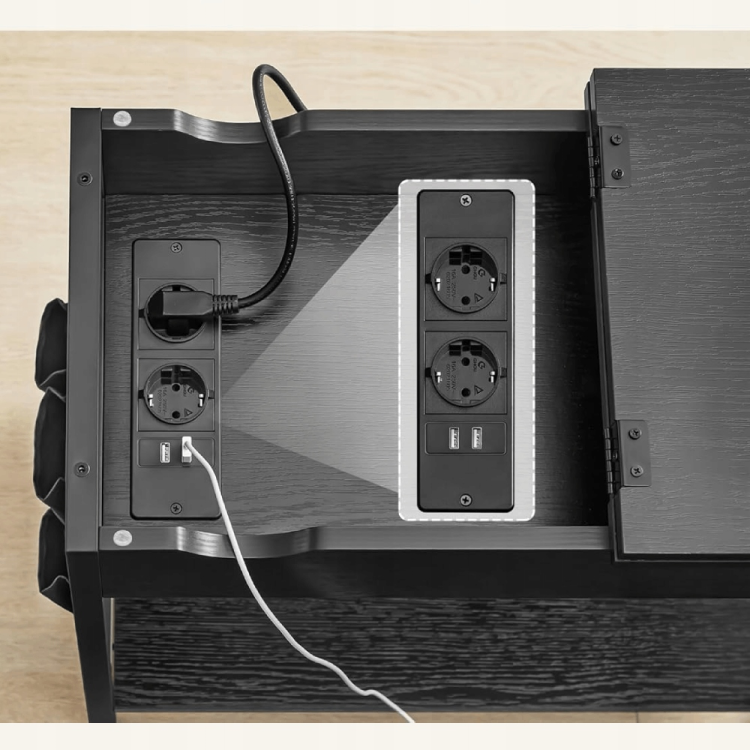 Stolik boczny z gniazdkami elektrycznymi. Zintegrowany moduł zasilający z portami USB pozwala na wygodne podłączenie laptopa, lampki czy tabletu bez konieczności szukania gniazdka w ścianie.
