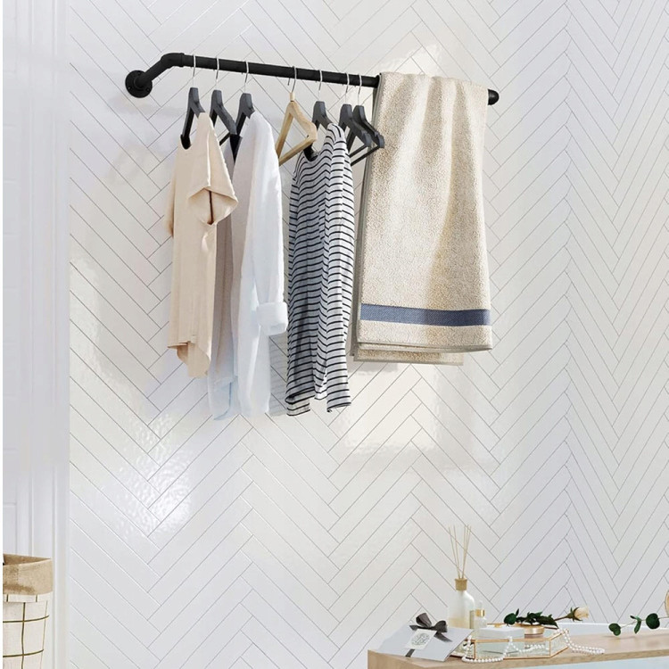 Drążek ubraniowy do sypialni industrial. Wieszak doskonale wpisuje się w jasne, nowoczesne przestrzenie, łącząc surowy design z praktycznym systemem przechowywania ubrań i dodatków.