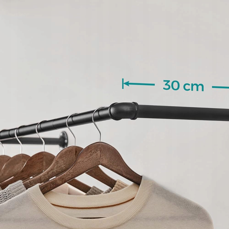 Solidny drążek na wieszaki stalowy. Przemyślany dystans 30 cm od ściany gwarantuje, że nawet szerokie kurtki czy płaszcze będą wisieć swobodnie, nie dotykając ściany.