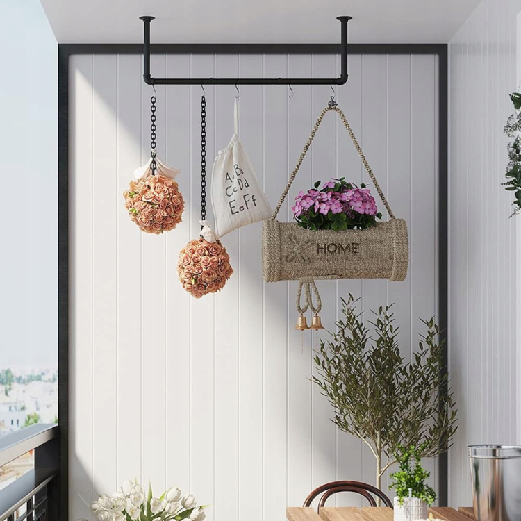 Wielofunkcyjny drążek stalowy ścienny. Poza funkcją wieszaka na ubrania, produkt świetnie sprawdza się jako element dekoracyjny w salonie lub kuchni do zawieszania kwiatów, ziół czy akcesoriów kuchennych.