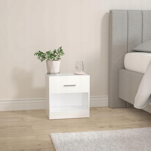 Nowoczesna szafka nocna do sypialni. Minimalistyczny design i czysta biel mebla sprawiają, że stolik idealnie komponuje się z jasnymi tekstyliami, tworząc przytulną i uporządkowaną strefę wypoczynku.