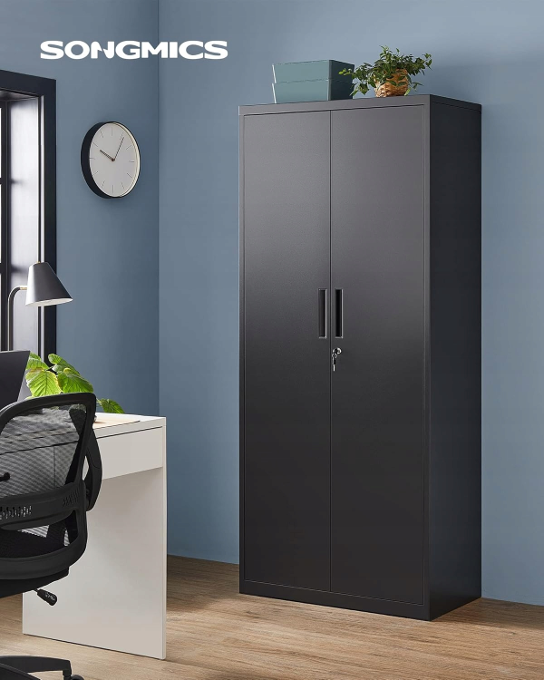Nowoczesna szafa biurowa loft SONGMICS. Minimalistyczny, czarny design sprawia, że mebel idealnie wpisuje się w stylistykę industrialną, łącząc walory użytkowe z profesjonalną estetyką biura.