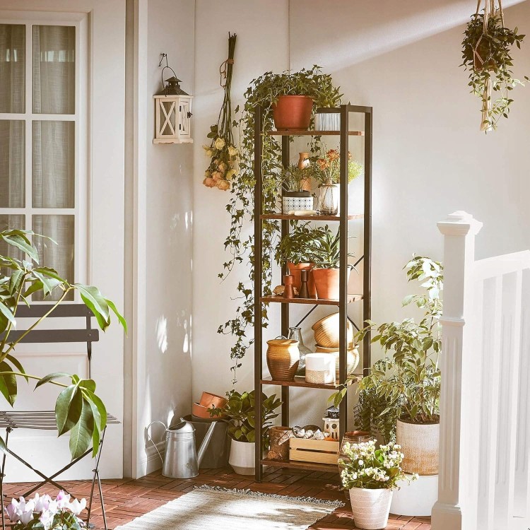 Otwarta szafka w kompozycji kwietnika.