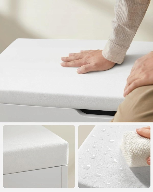 Pikowane, białe siedzisko, wykonane z wodoodpornej tkaniny.