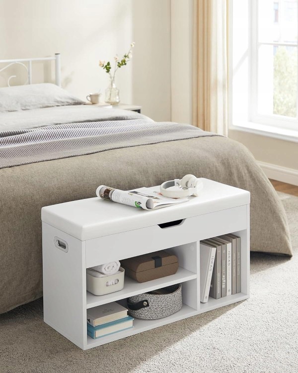 Skrzynia z siedziskiem, ustawiona w nogach łóżka.